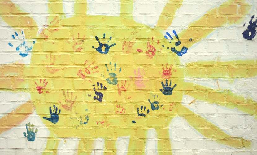 Ήλιος και αποτύπωμα χεριών στον τοίχο