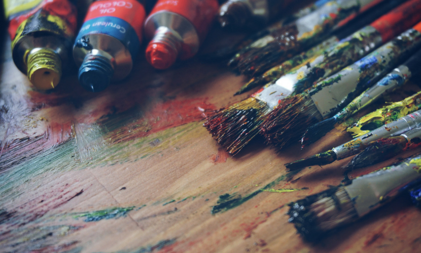 Χρώματα και πινέλα ζωγραφικής πάνω σε τραπέζι