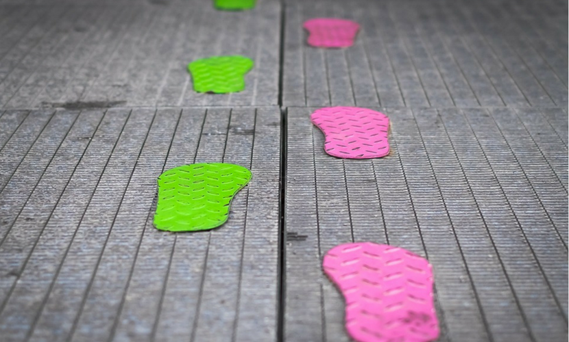 Ροζ και πράσινα μεταλλικά βήματα